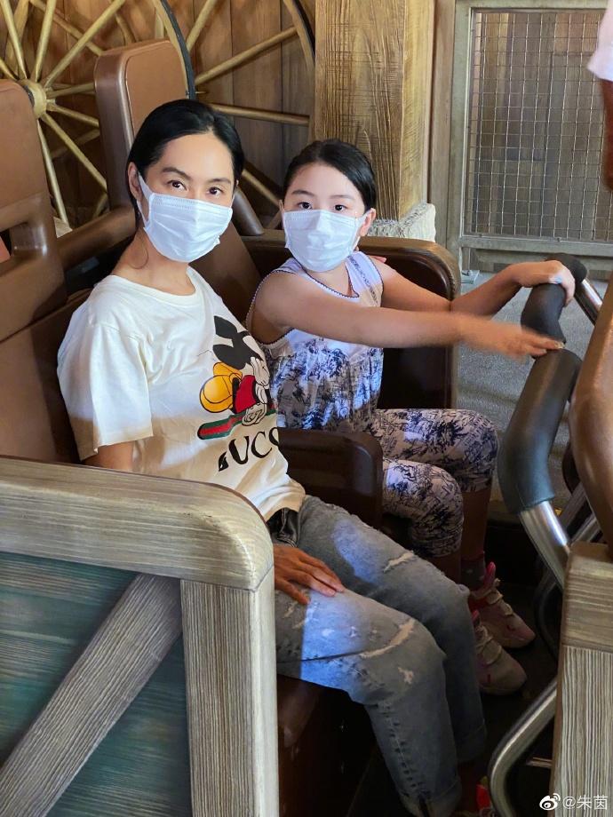 朱茵經常陪伴女兒,兩母女感情要好。