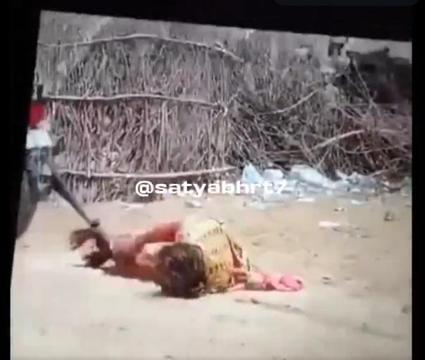 妻子受虐後一時未能站起身。(互聯網)