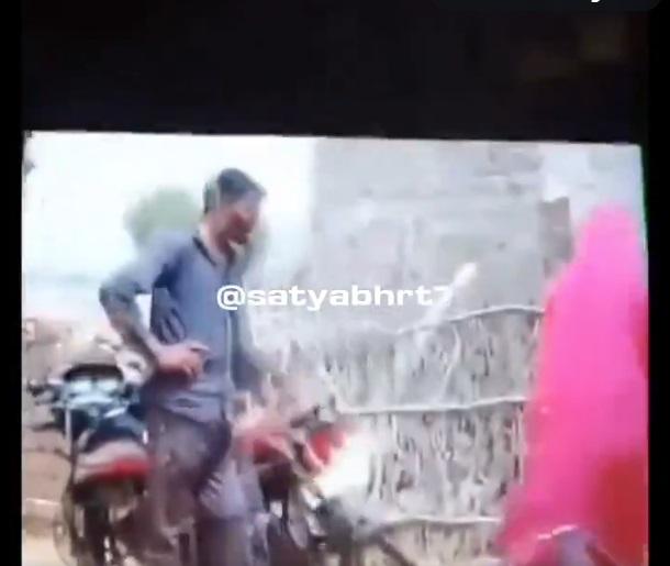 丈夫叉腰,旁人扶起妻子。(互聯網)