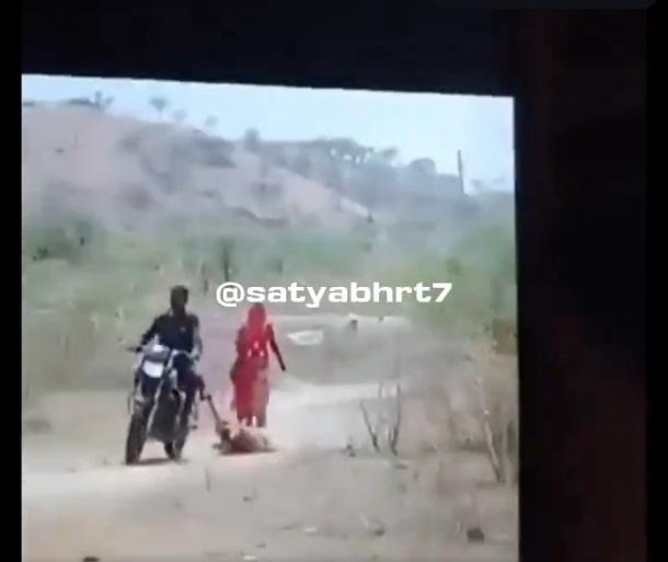 丈夫騎電單車拖行妻子,村民視而不見。(互聯網)