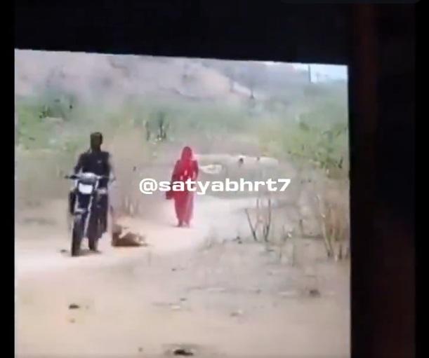 丈夫騎電單車拖行妻子,對她懲戒。(互聯網)