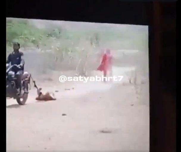 丈夫騎電單車拖行妻子,對她懲戒。(互聯網)