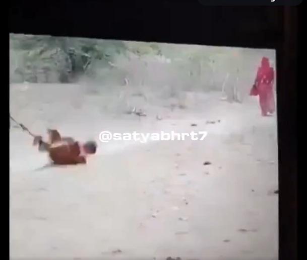 丈夫騎電單車拖行妻子,妻子痛苦掙扎。(互聯網)