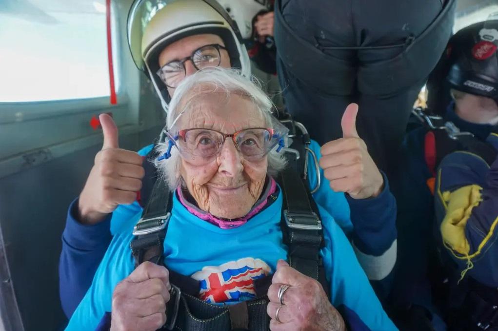 貝利(Manette Baillie)以102歲高齡跳傘慶生,刷新英國年紀最大跳傘員的紀錄。(互聯網)