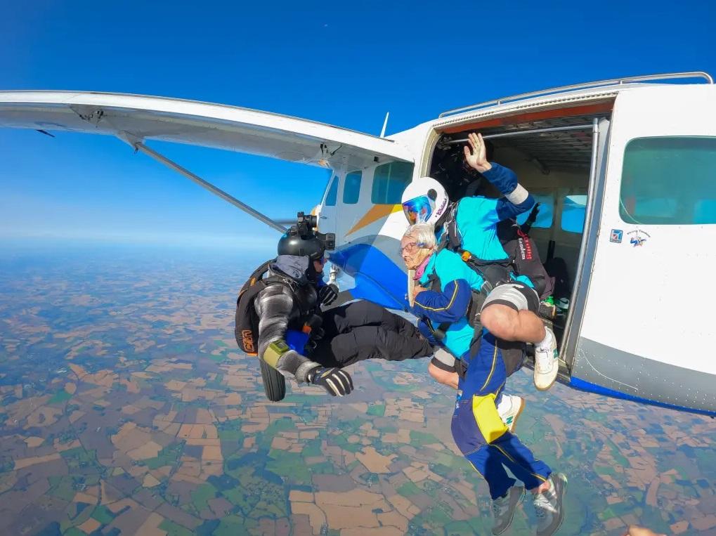 貝利(Manette Baillie)以102歲高齡跳傘慶生,刷新英國年紀最大跳傘員的紀錄。(互聯網)
