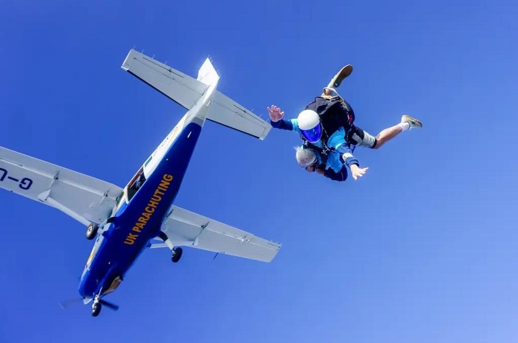 貝利(Manette Baillie)以102歲高齡跳傘慶生,刷新英國年紀最大跳傘員的紀錄。(互聯網)