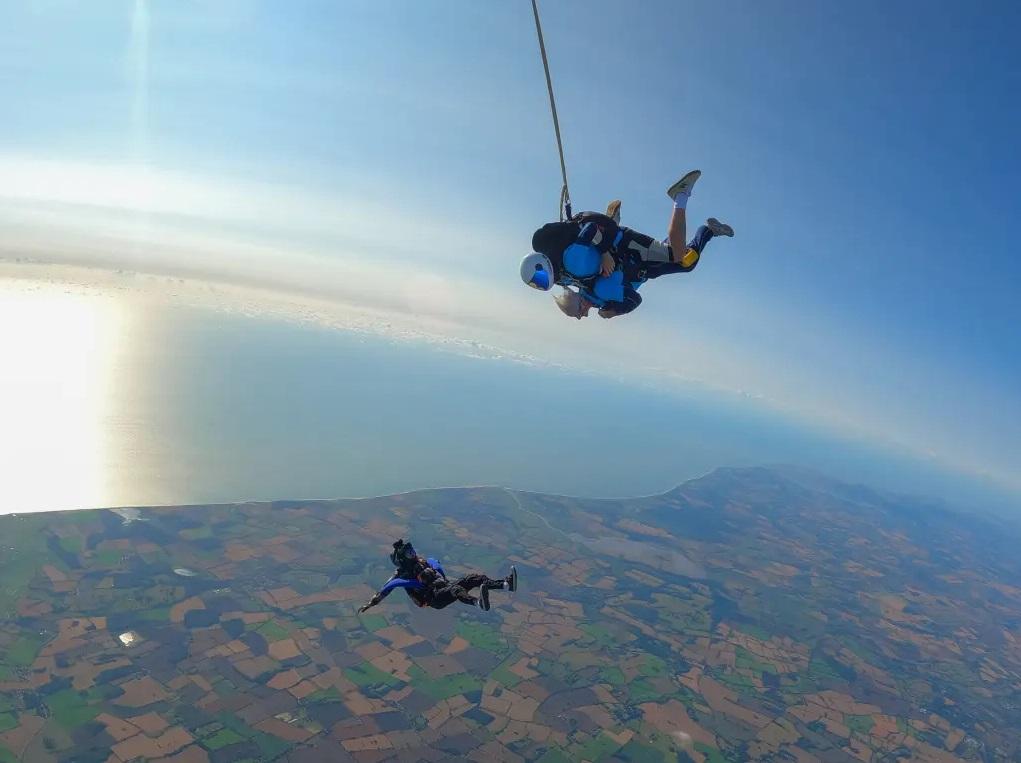 貝利(Manette Baillie)以102歲高齡跳傘慶生,刷新英國年紀最大跳傘員的紀錄。(互聯網)