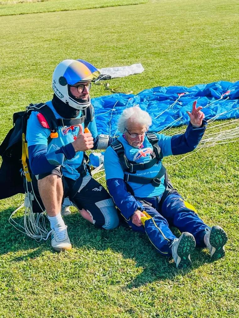 貝利(Manette Baillie)以102歲高齡跳傘慶生,刷新英國年紀最大跳傘員的紀錄。(互聯網)