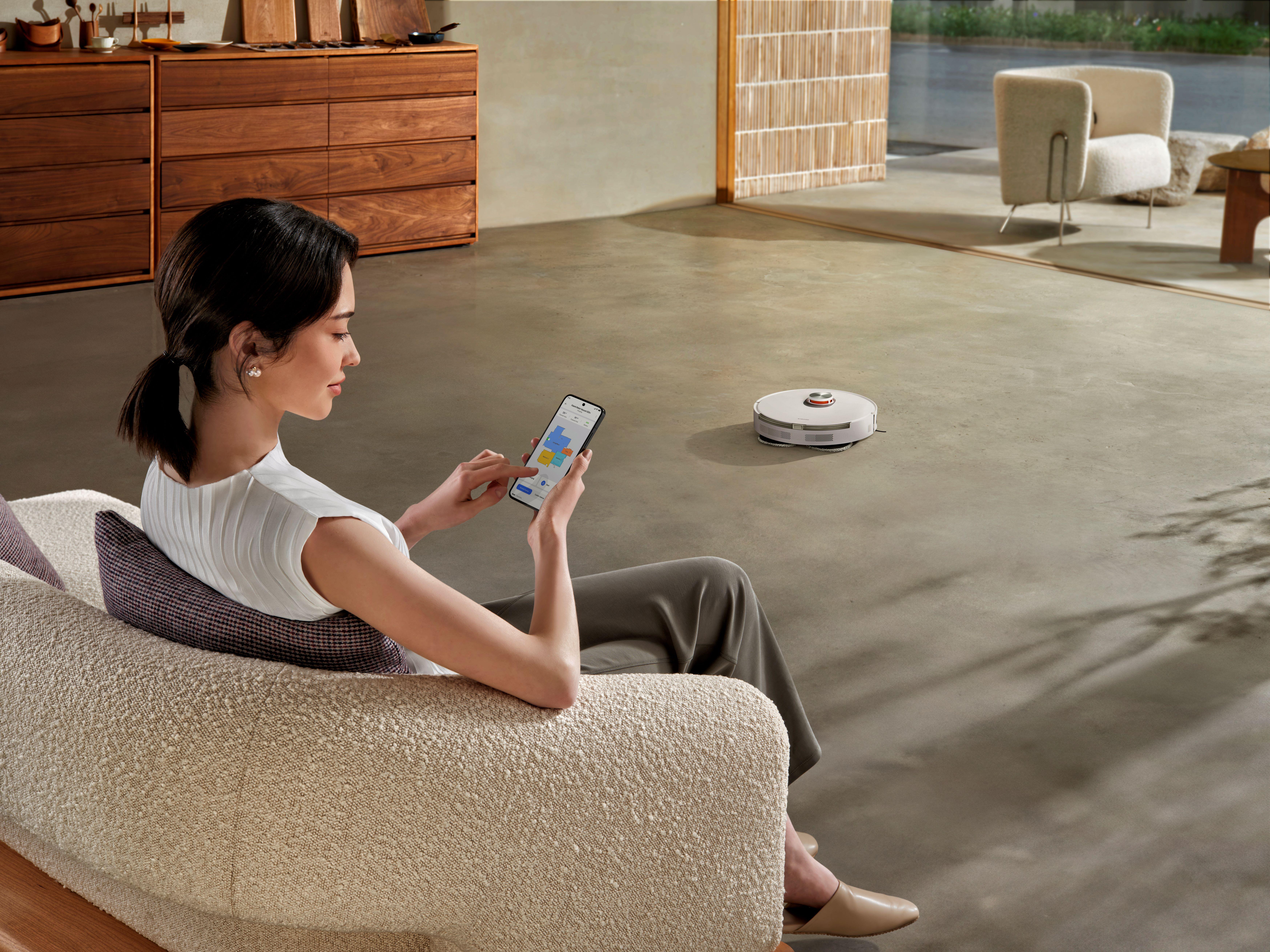 用戶可以透過手機應用程式控制掃地機器人。