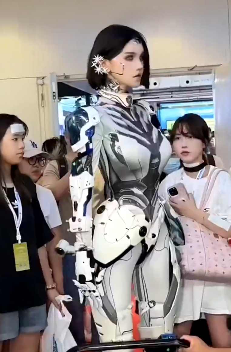 北京「2024世界機器人大會」,有由真人經特技化妝扮成的機器人(影片截圖)