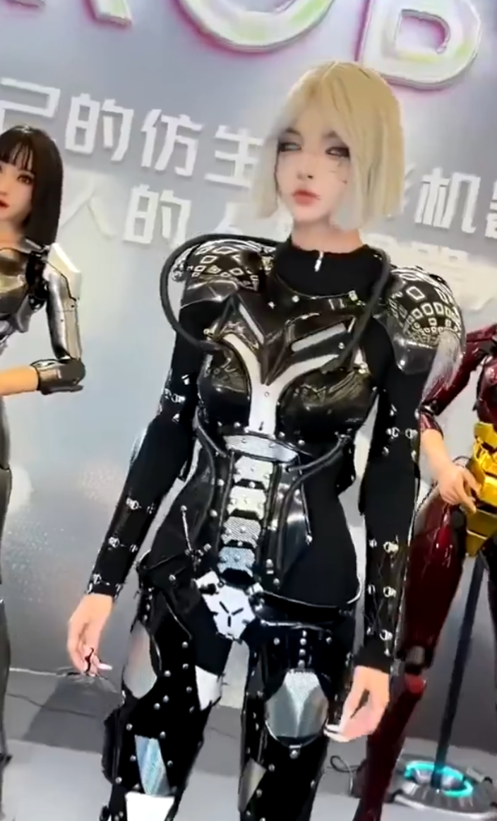 北京「2024世界機器人大會」,有由真人經特技化妝扮成的機器人(影片截圖)