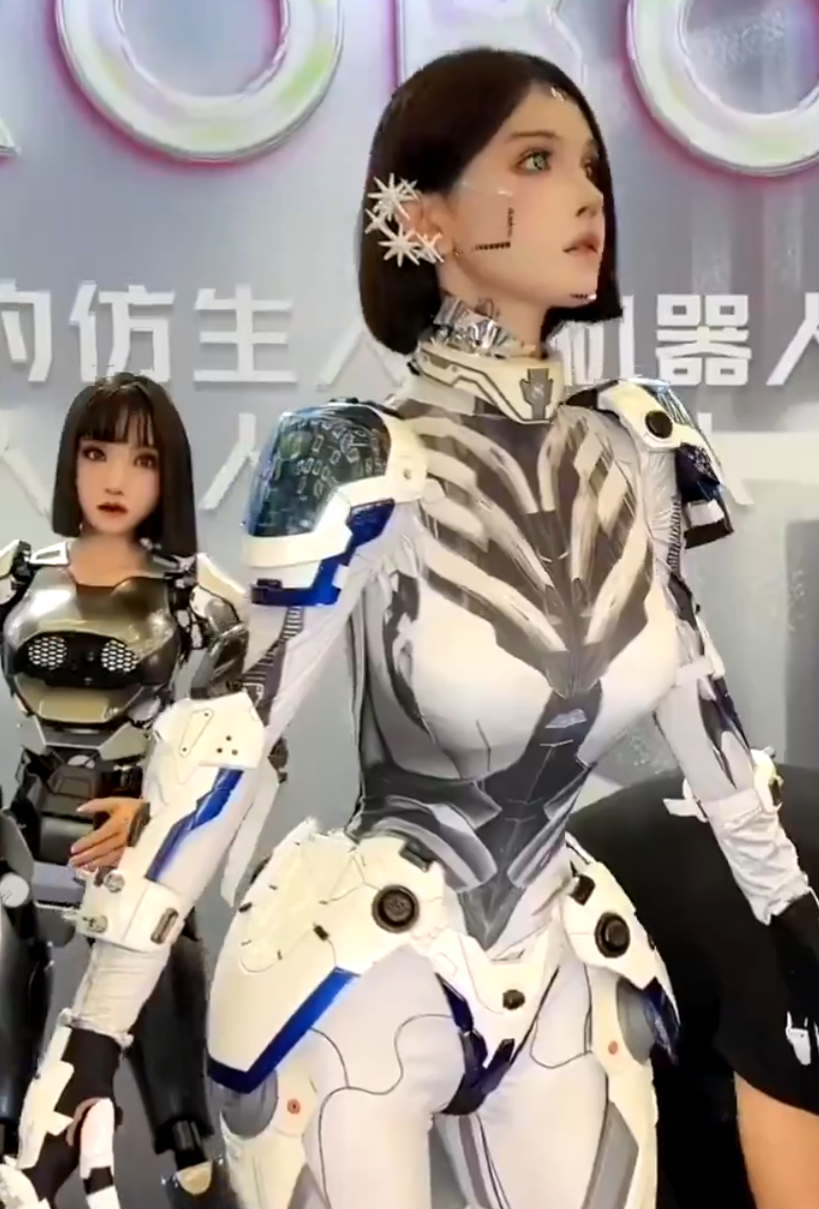 北京「2024世界機器人大會」,有由真人經特技化妝扮成的機器人(影片截圖)