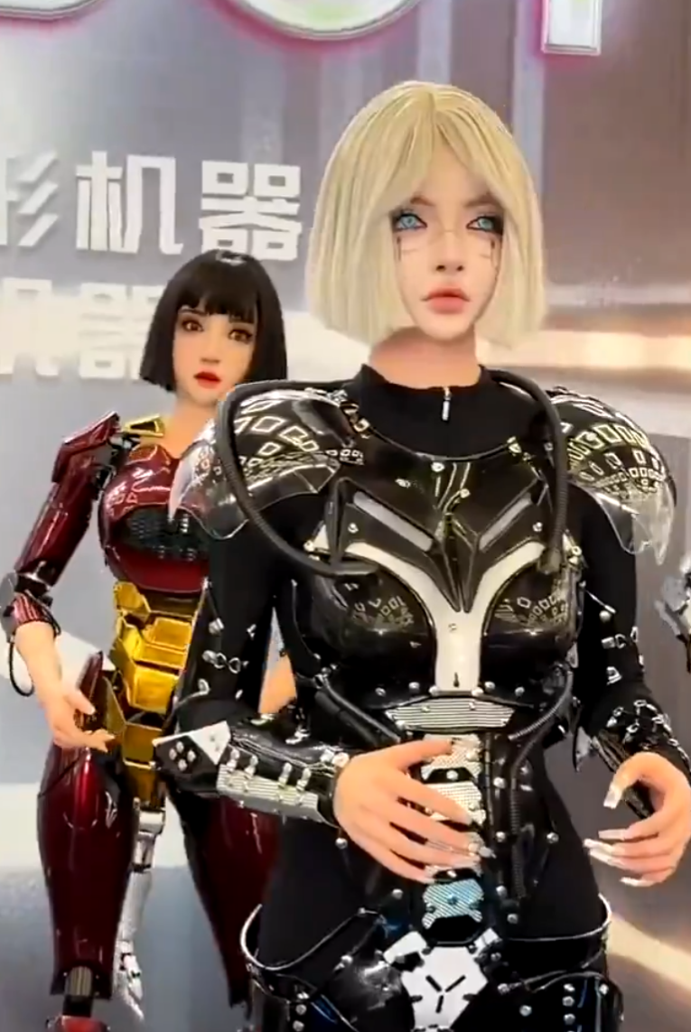 北京「2024世界機器人大會」,有由真人經特技化妝扮成的機器人(影片截圖)