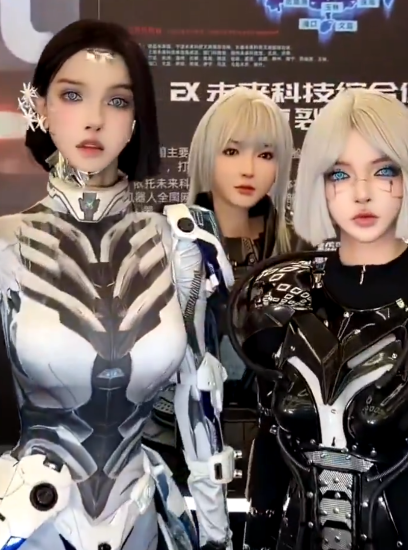 北京「2024世界機器人大會」,有由真人經特技化妝扮成的機器人(影片截圖)