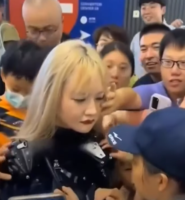 北京「2024世界機器人大會」,有由真人經特技化妝扮成的機器人,期間被觀眾亂摸。(影片截圖)