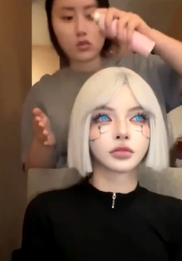 北京「2024世界機器人大會」,有由真人經特技化妝扮成的機器人(影片截圖)