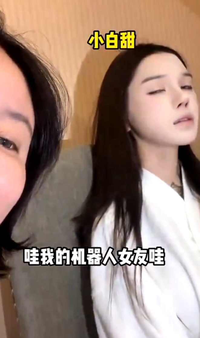 北京「2024世界機器人大會」,有由真人經特技化妝扮成的機器人(影片截圖)