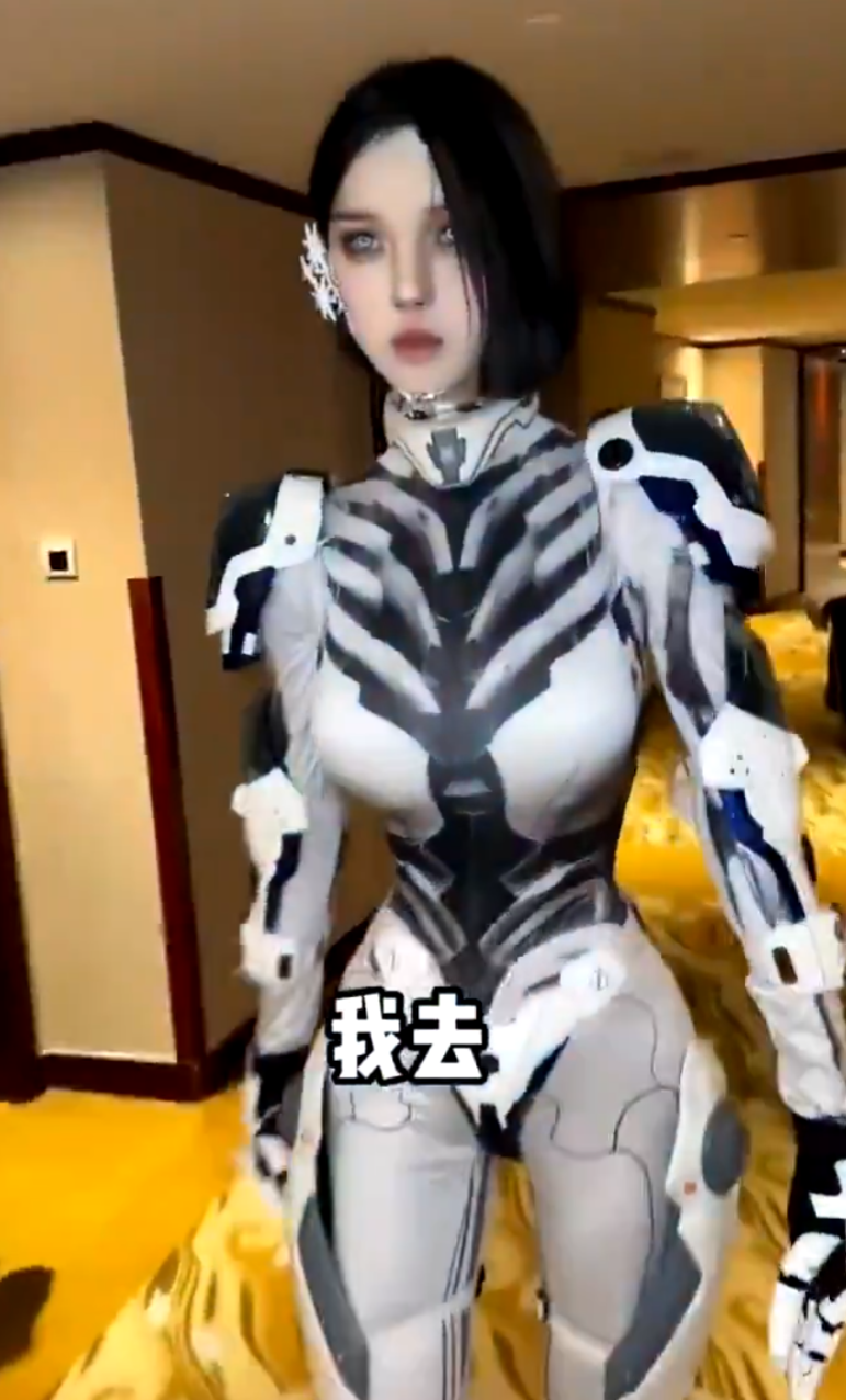 北京「2024世界機器人大會」,有由真人經特技化妝扮成的機器人(影片截圖)