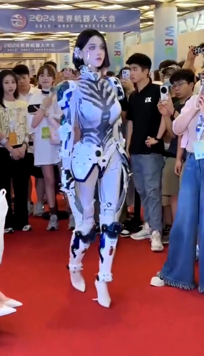北京「2024世界機器人大會」,有由真人經特技化妝扮成的機器人(影片截圖)