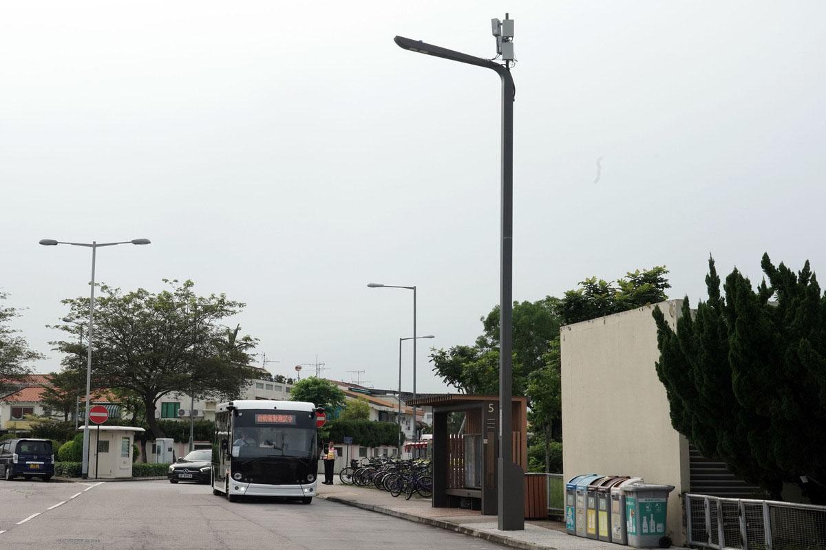 無人駕駛小巴會透過智慧燈柱,在雲端即時監控車輛所有狀況。(《政府新聞網》圖片)