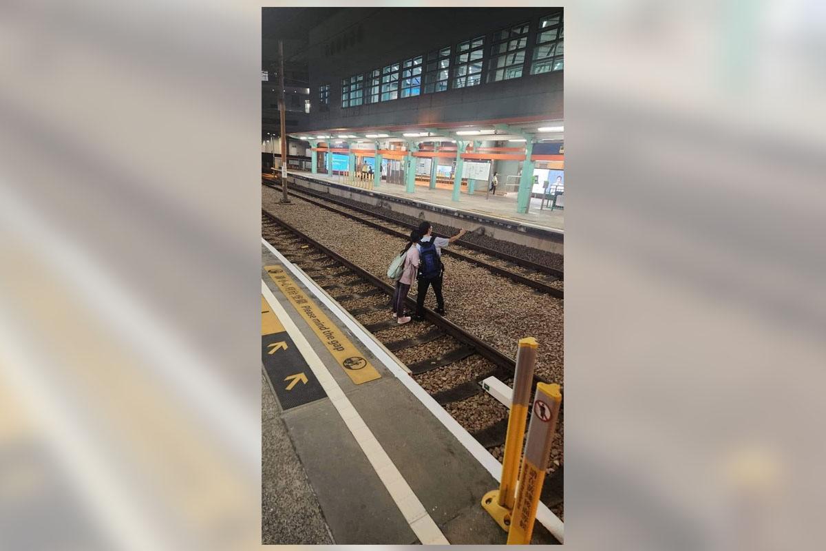 網上流傳一對男女闖入輕鐵兆康站路軌範圍自拍「打卡」。(網上圖片)