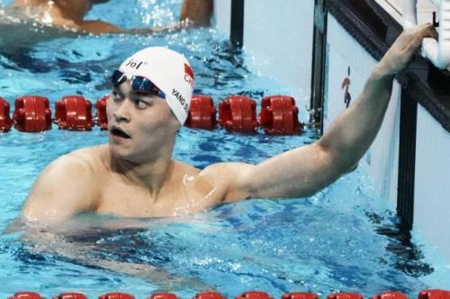 孫楊在全國夏季游泳錦標賽男子400米自由泳預賽中游出3分54秒98,以第二名成績晉級決賽。(新華社圖片)