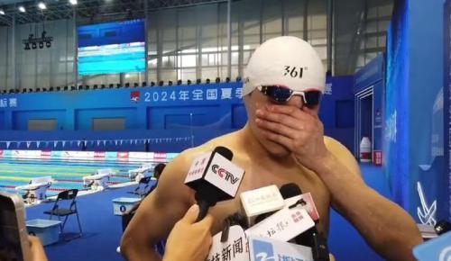 孫楊在預賽後受訪,談及家人支持,一度激動哽咽。(互聯網)