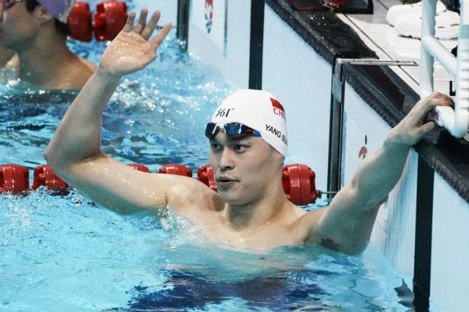 孫楊在全國夏季游泳錦標賽男子400米自由泳預賽中游出3分54秒98,以第二名成績晉級決賽。(新華社圖片)