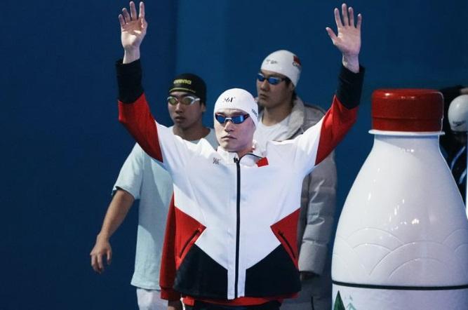 孫楊在全國夏季游泳錦標賽男子400米自由泳預賽中游出3分54秒98,以第二名成績晉級決賽。(新華社圖片)