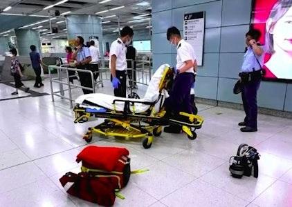 隨後救護員到場將伯伯送院治理。(東張西望截圖)