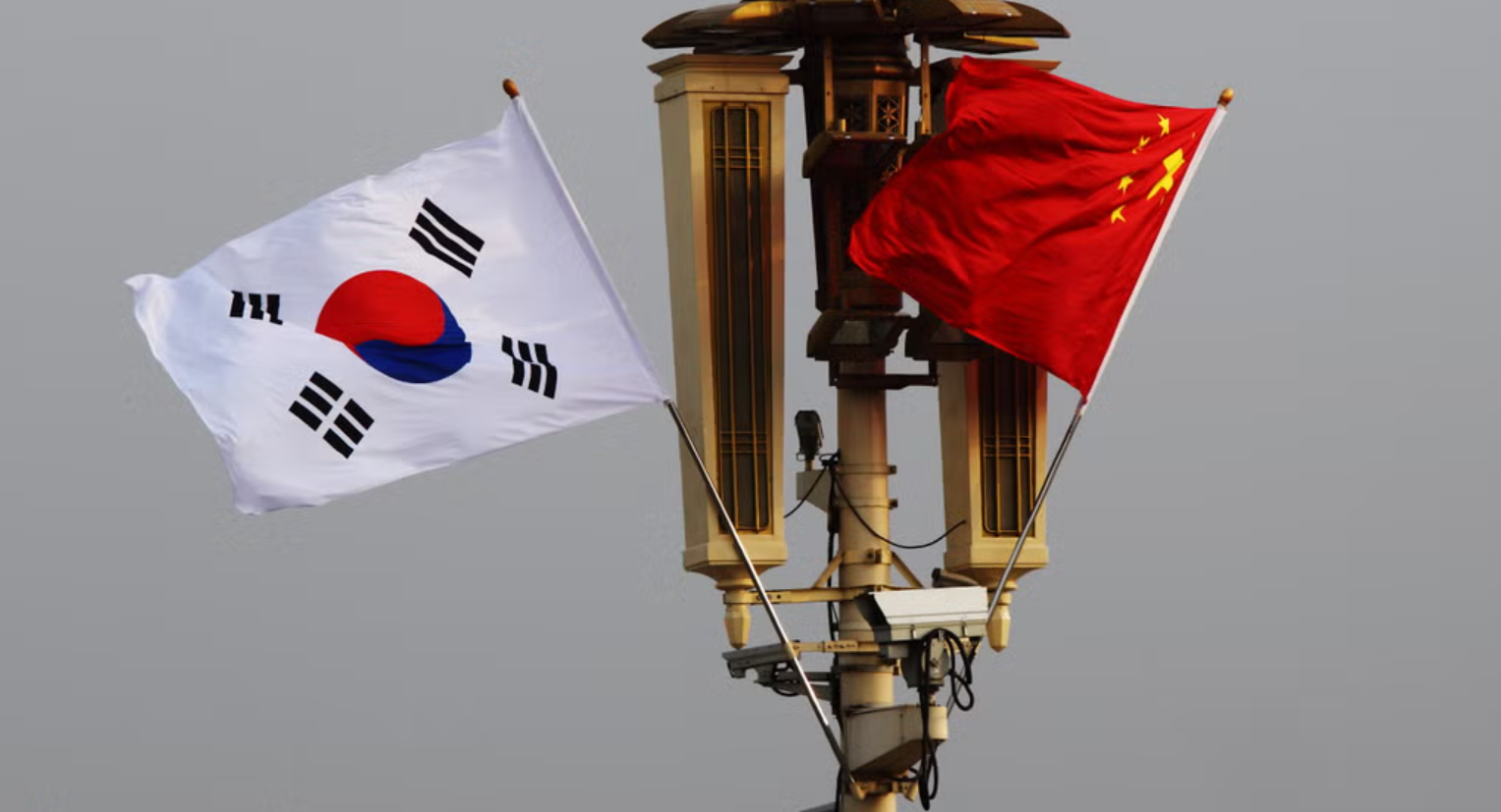 南韓國防部逮捕起訴一名49歲情報司令部軍務員,涉嫌多次收錢,2017年起向疑似中國情報機關特工洩露軍事機密,換取合共1.62億韓元(約94萬港元)報酬。(路透社資料圖片)