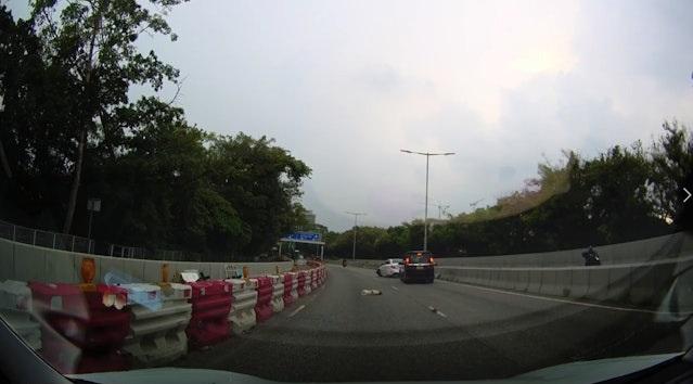 小狗被撞後在地上滑行,Benz則被後方七人車追尾。(網片截圖)