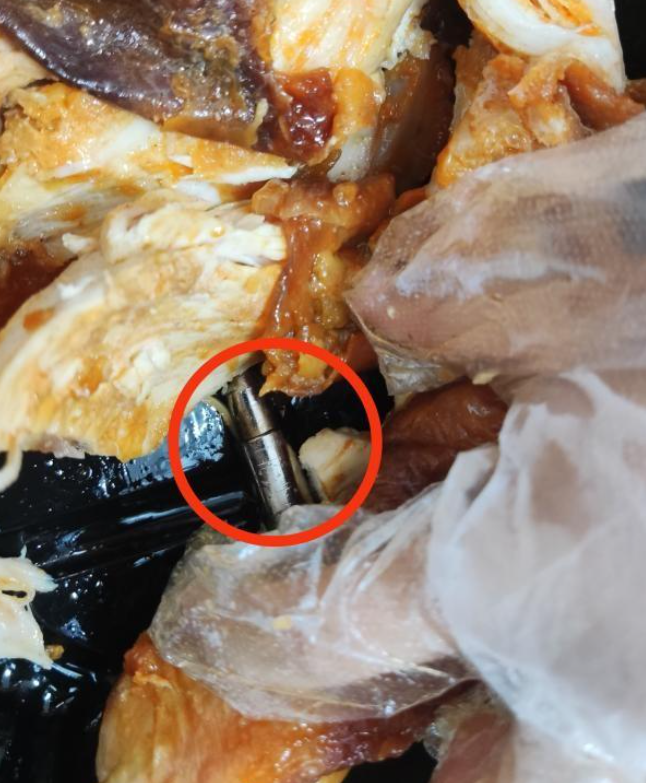 深圳一名居民日前享用從前海店購買的烤雞時,竟吃出一枚長約3厘米的子彈狀金屬異物,山姆超市隨後回應,供應商表示機器上沒有有關零件,將作進一步調查。(網上圖片)