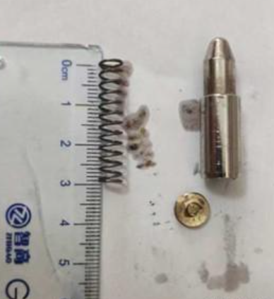 深圳一名居民日前享用從前海店購買的烤雞時,竟吃出一枚長約3厘米的子彈狀金屬異物,山姆超市隨後回應,供應商表示機器上沒有有關零件,將作進一步調查。(網上圖片)