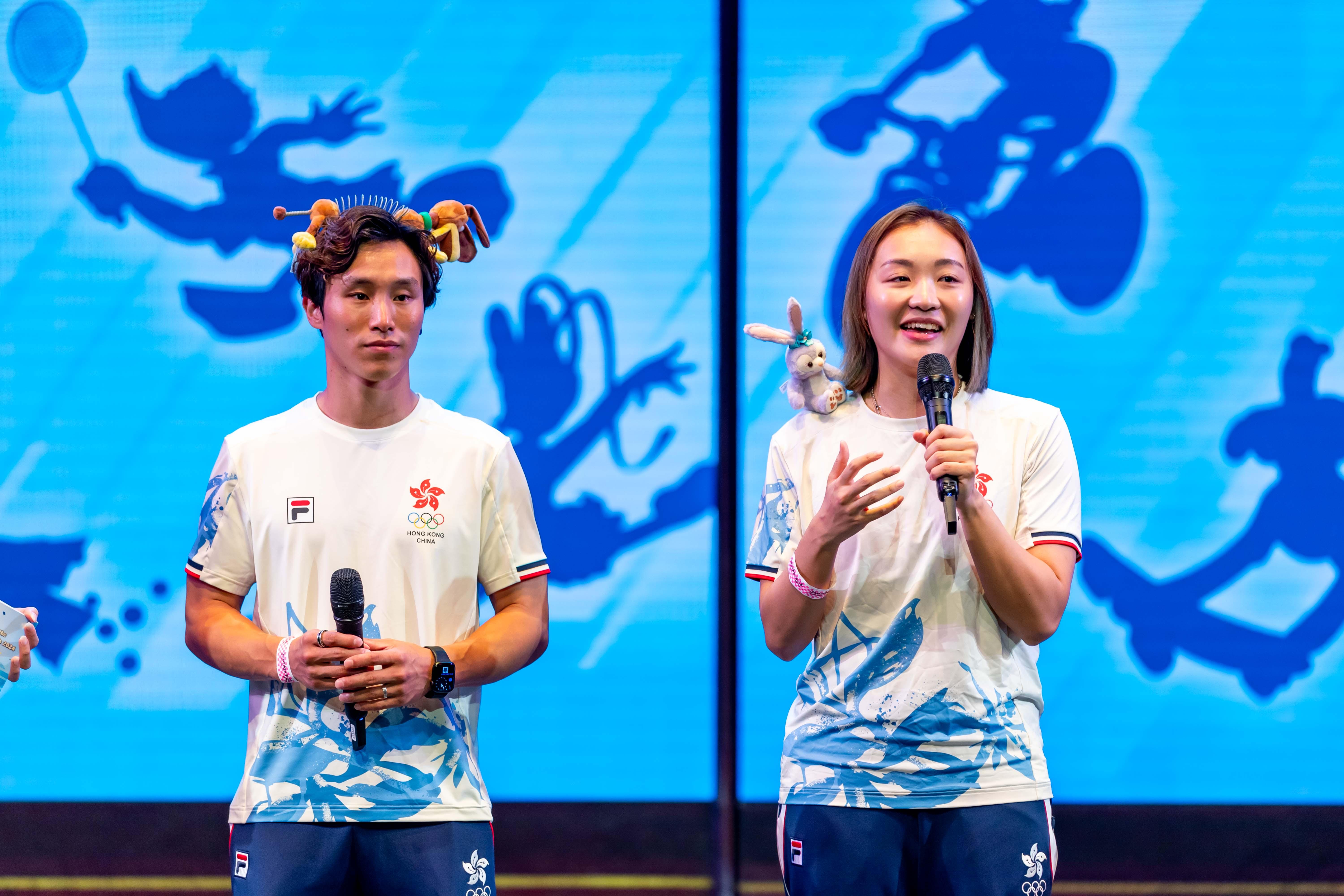 (左至右) 體操運動員石偉雄、羽毛球運動員謝影雪 (迪士尼提供)