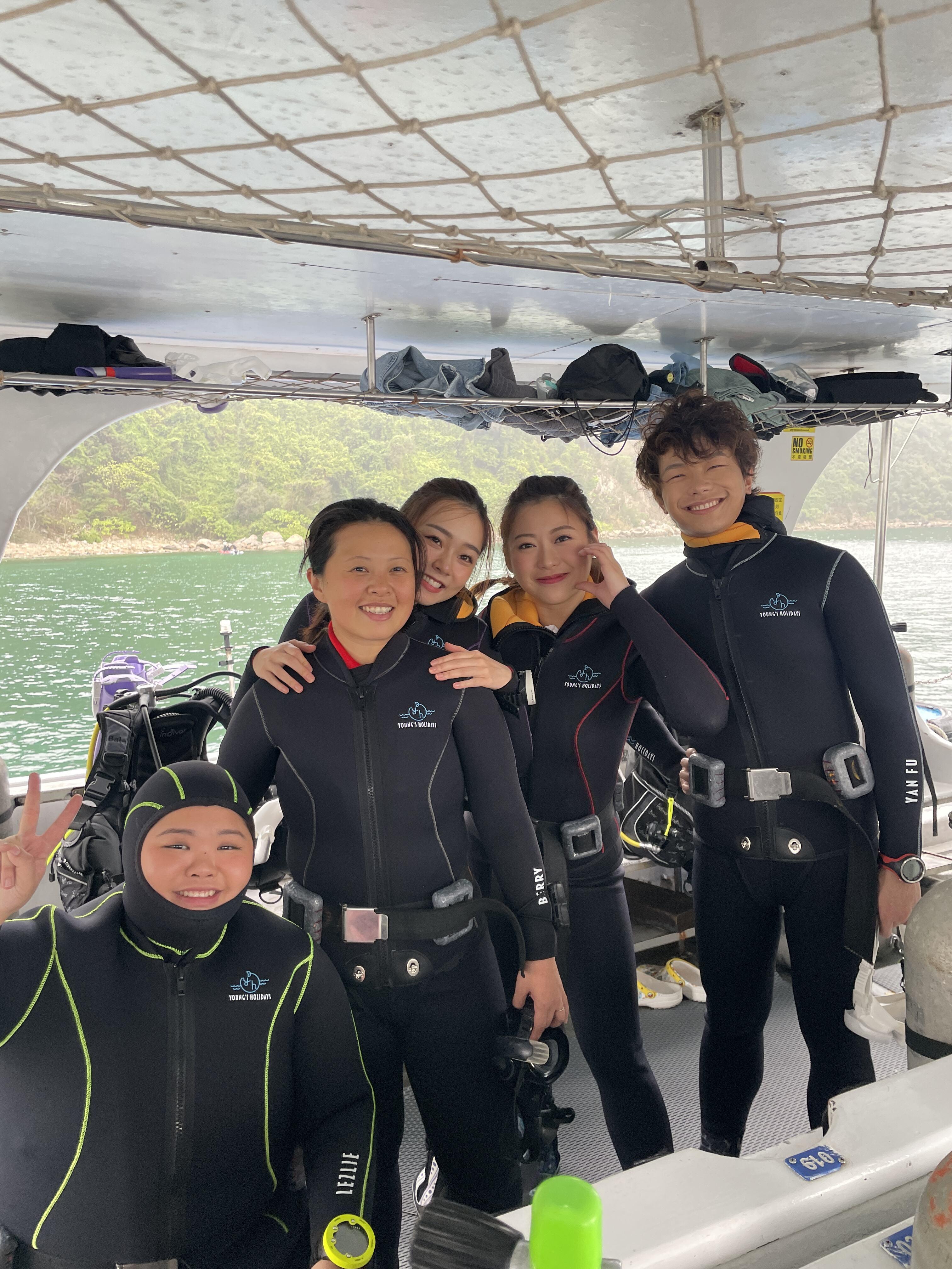 (左起) 陳映同、潛水教練Berry、葛綽瑤、鄭杞瑤及程人富出海潛水。
