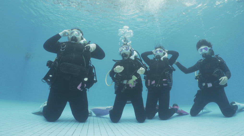 (左起) 陳映同、葛綽瑤、鄭杞瑤及程人富,由零開始學習潛水。