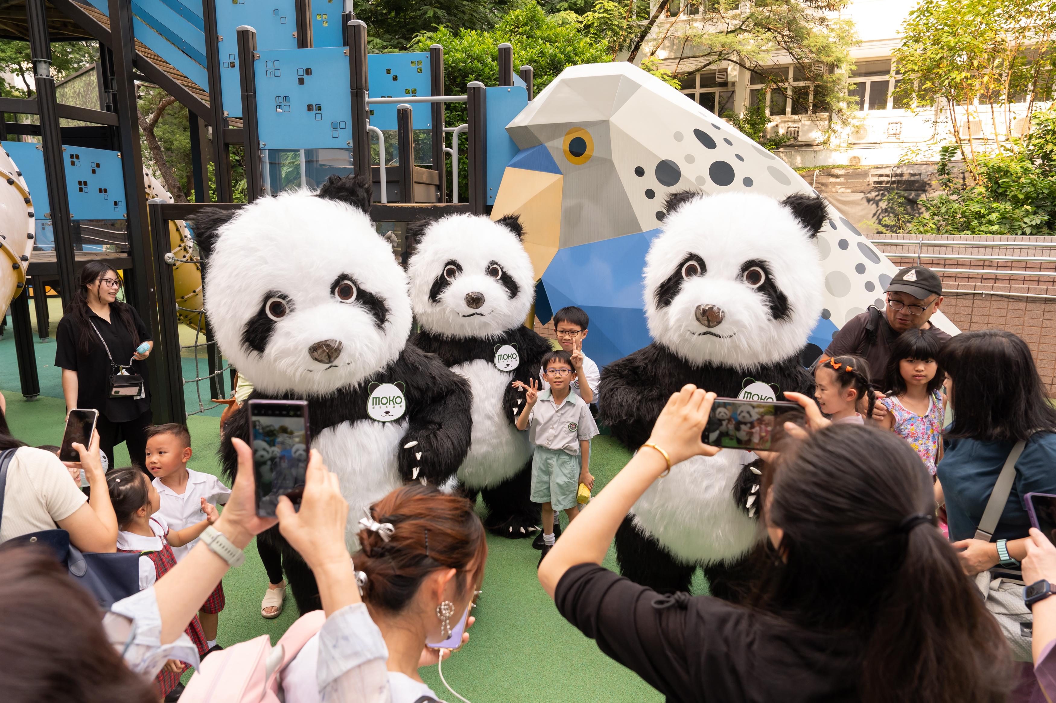 MOKO呼嚕Panda遊世界 中庭設四米長的瞓覺Mode仿真大熊貓