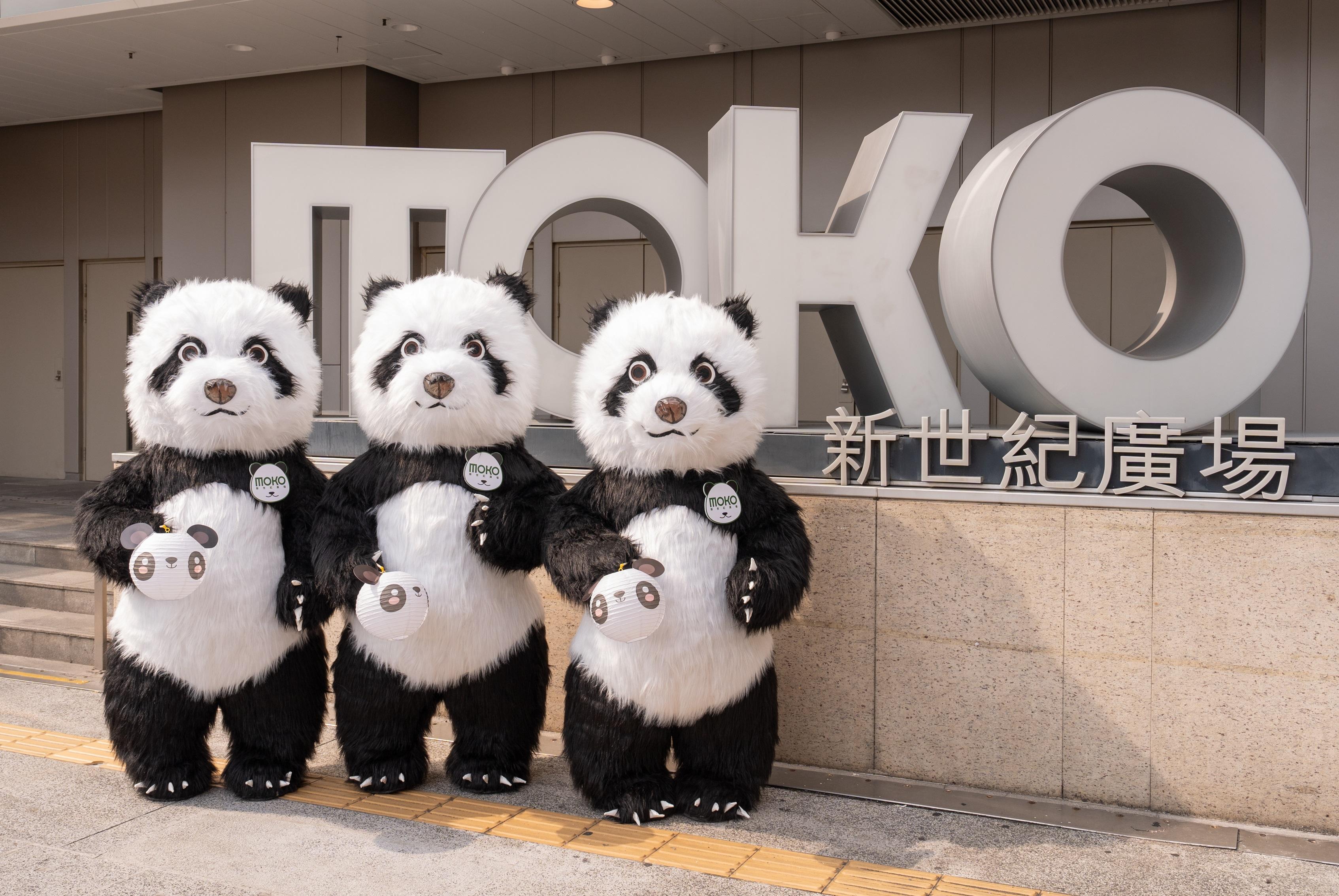 MOKO呼嚕Panda遊世界 中庭設四米長的瞓覺Mode仿真大熊貓
