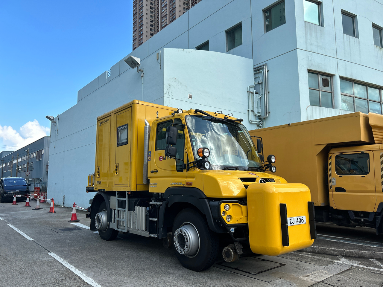 「維修車輛展示區」,是港鐵四十五年以來首次公開展出維修車輛。展出的維修車輛包括電動牽引車、輕鐵路面路軌兩用車及路面路軌兩用車 (港鐵提供)