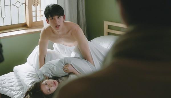 丁海寅與鄭素敏上演一幕床上戲。