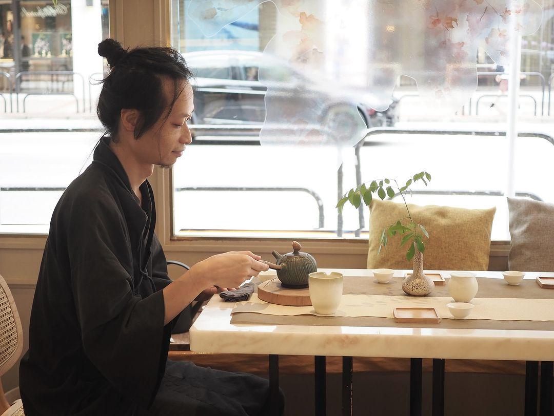 茶藝師人在草木SeasonL Li當晚會引導大家靜心品茶。