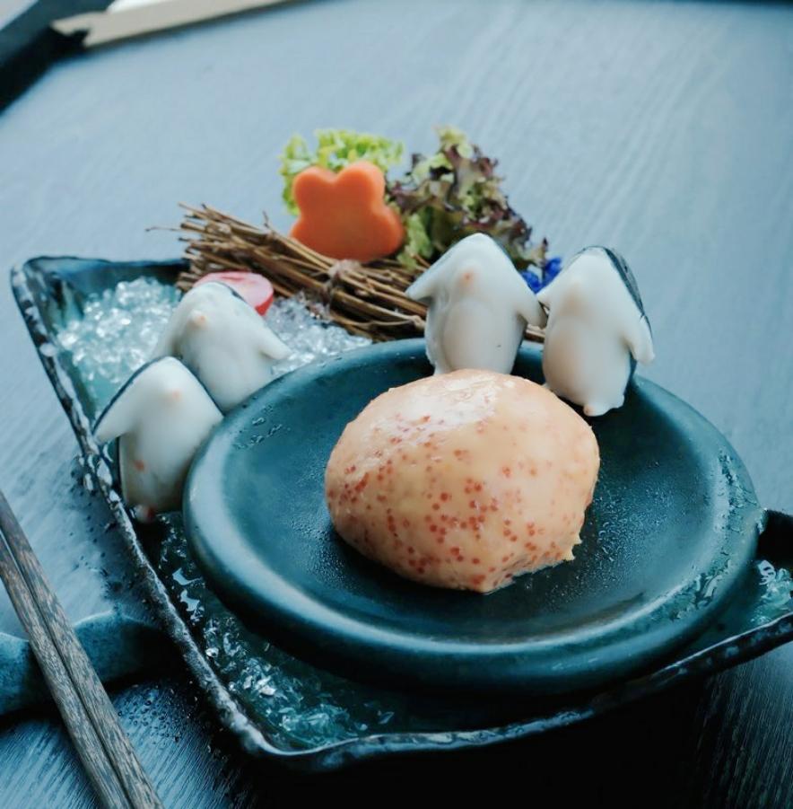 於 9月6日至18日提早預約訂枱,顧客可獲贈「企鵝賞月」節日拼盤($108)。