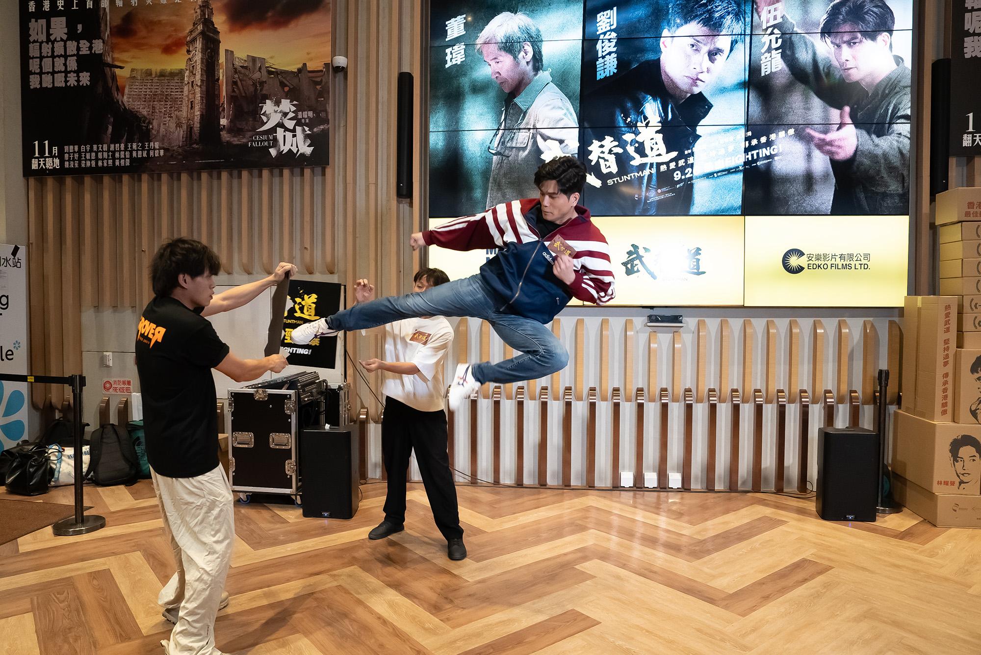 伍允龍起飛腳造勢。