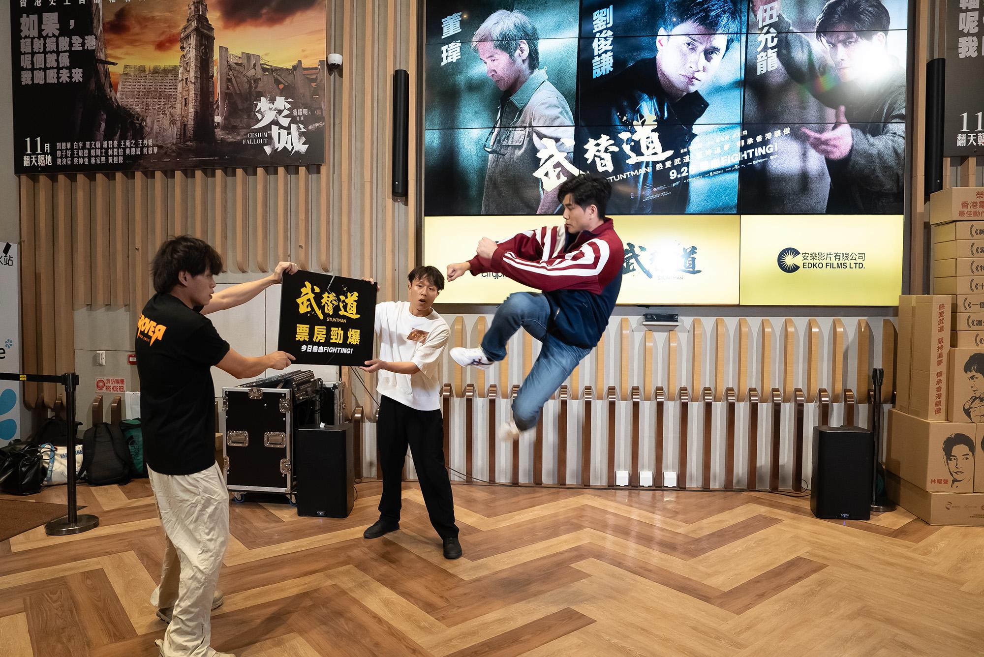 伍允龍起飛腳造勢。