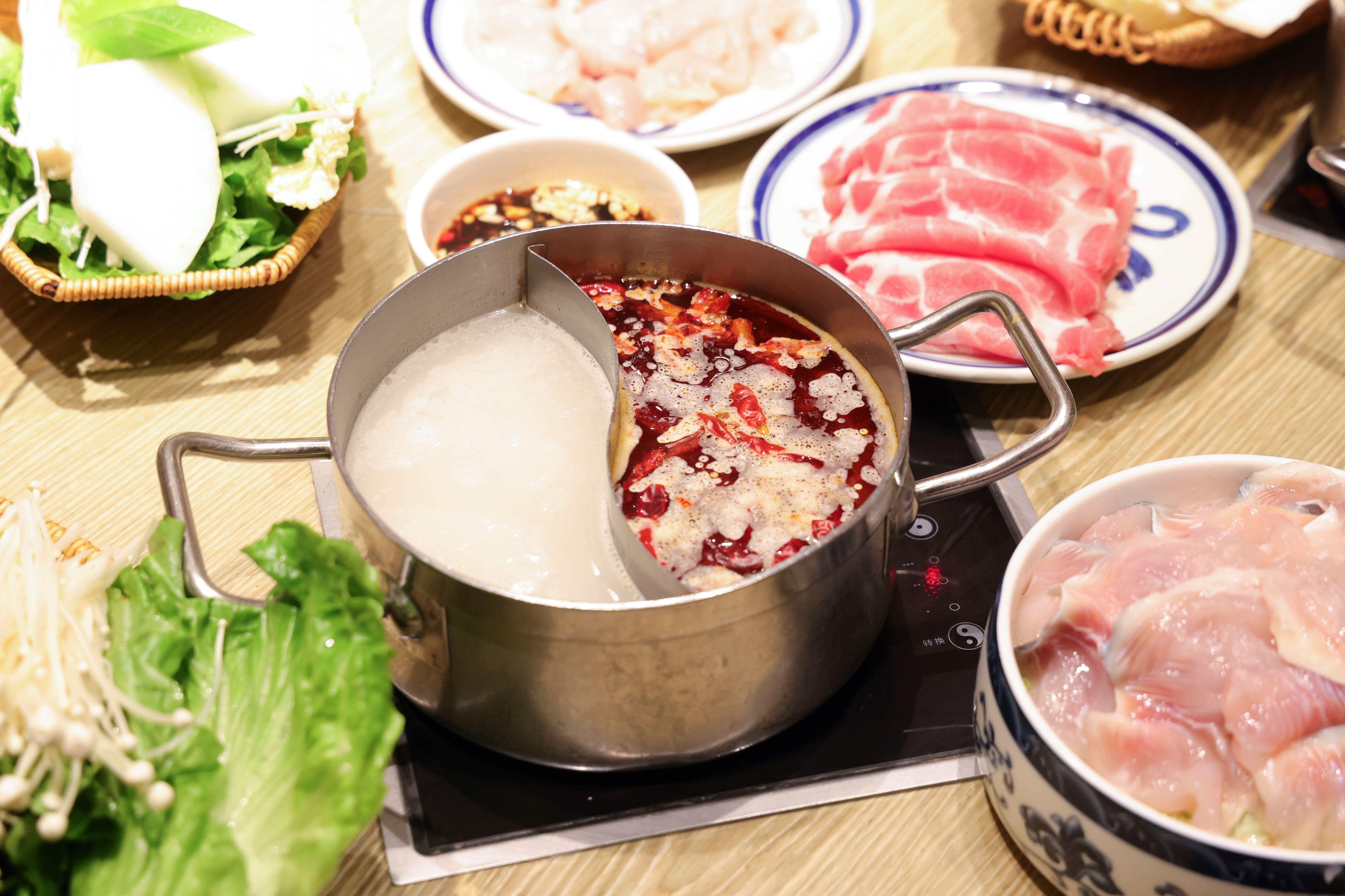 來到重慶當然要試地道麻辣火鍋!