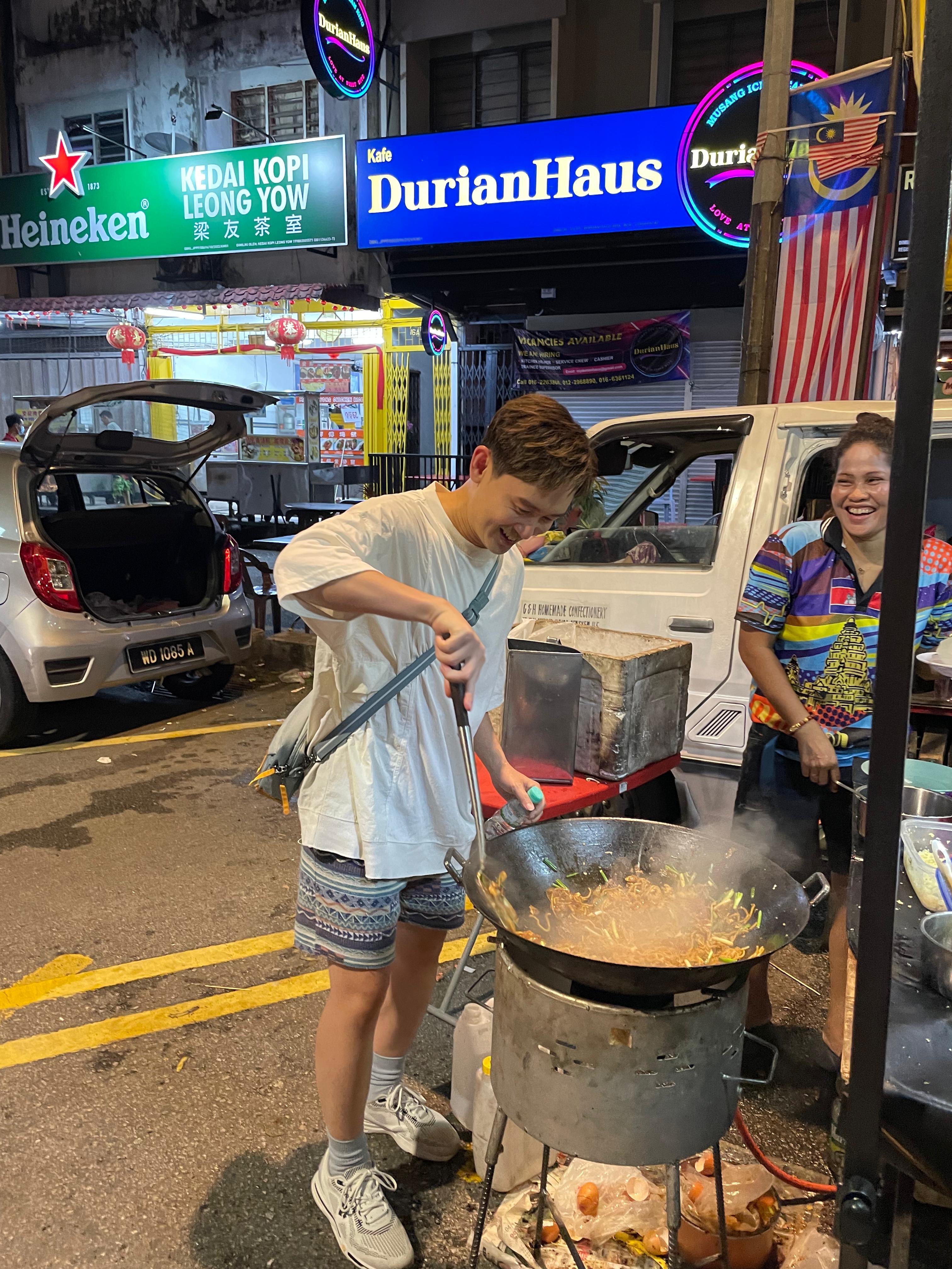 凌文龍在大馬行夜巿,體會在路邊「炒粿條」的感受。