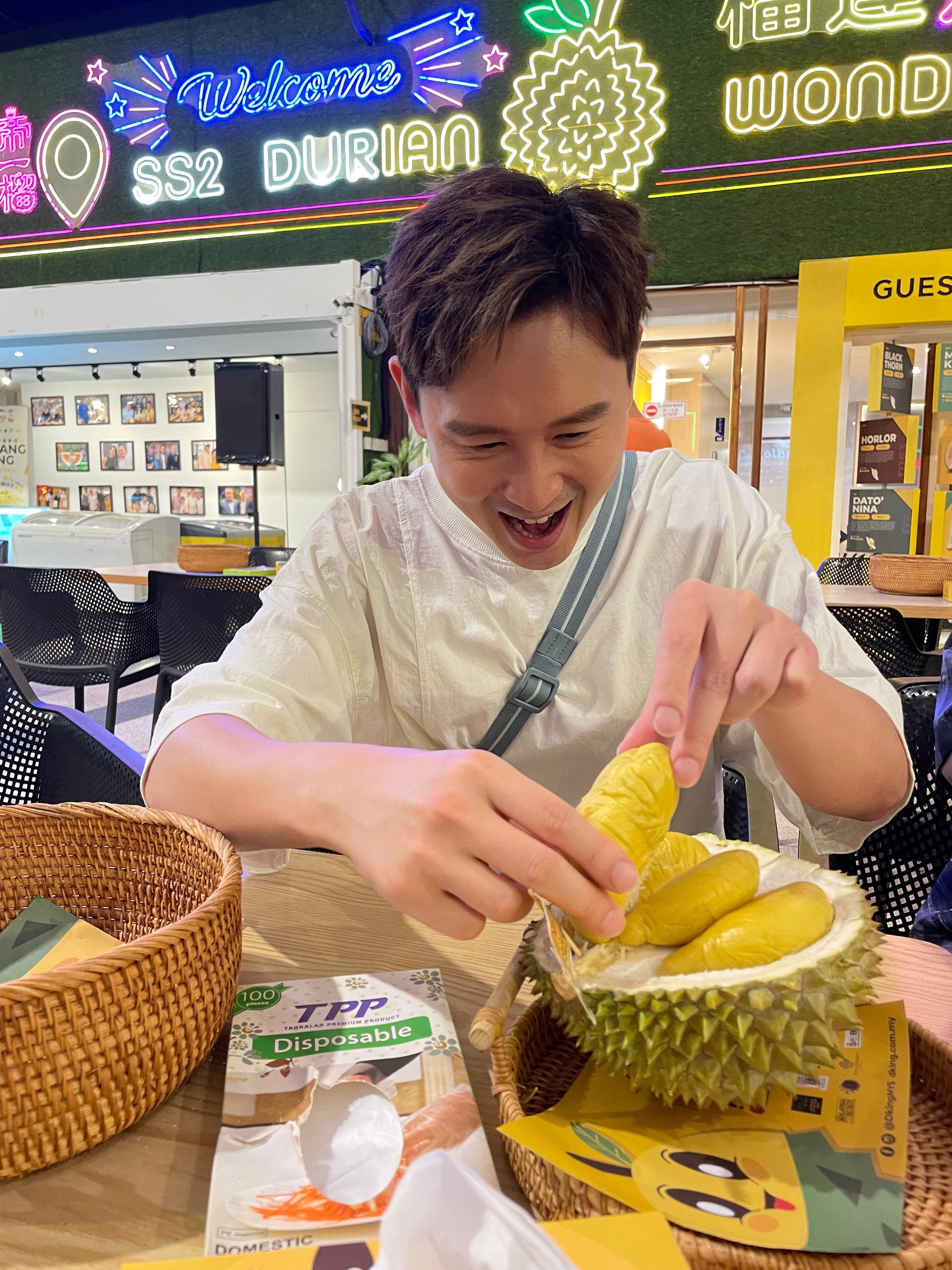 凌文龍在大馬行夜巿吃榴槤。