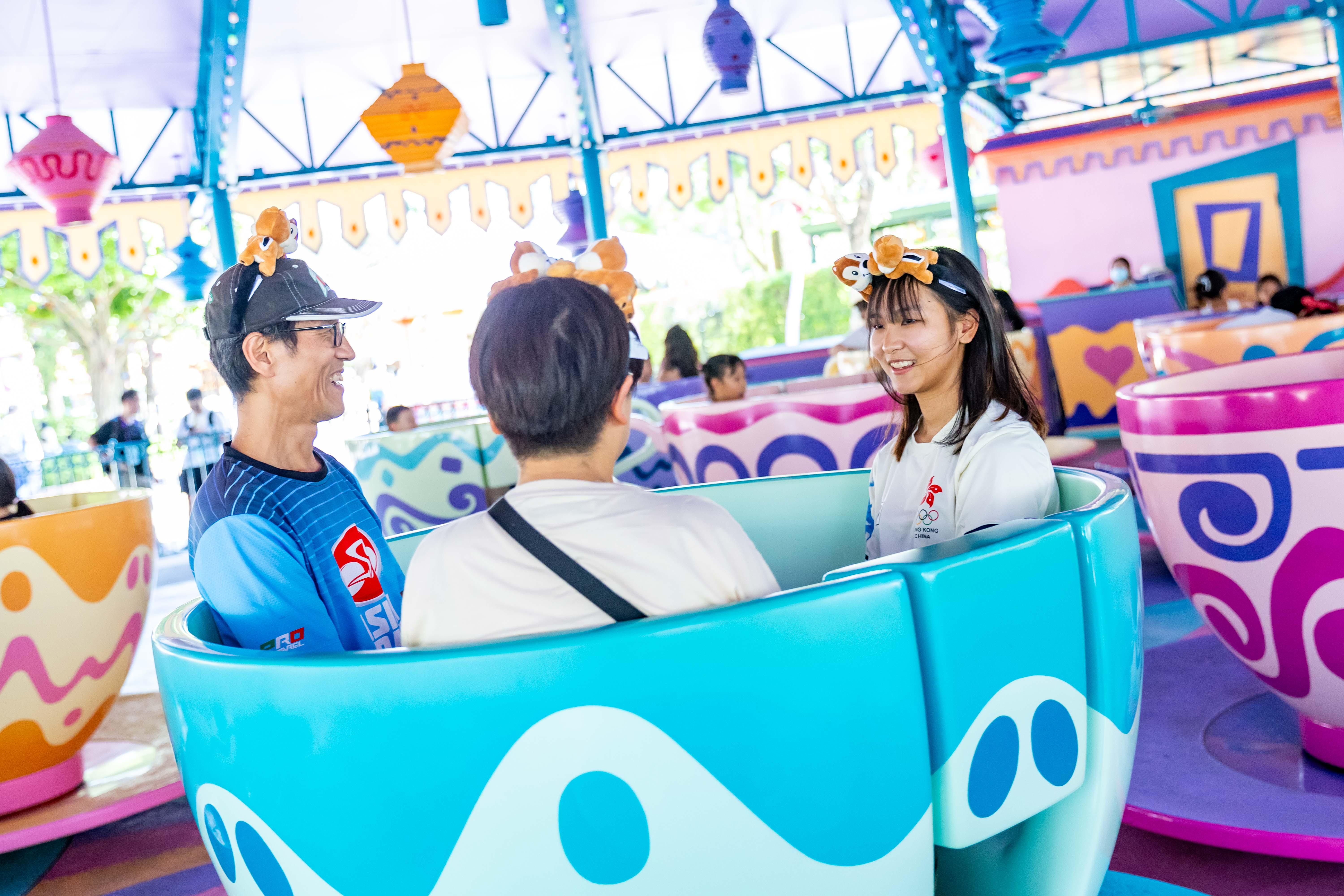 單車運動員李思穎與家人在樂園暢玩(迪士尼提供)