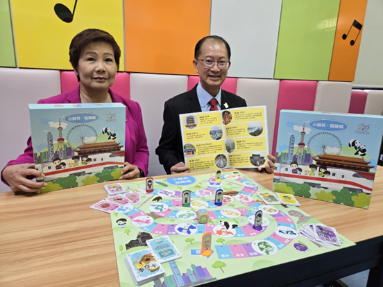 《小精英》系列教材編輯委員會主席、善德基金會常務副主席湯修齊稱,《小精英‧祖國情》新增「防騙知識」;《小精英》系列教材編輯委員會成員、荃灣商會朱昌幼稚園校長林翠玲表示桌上遊戲的互動性提升學習趣味。